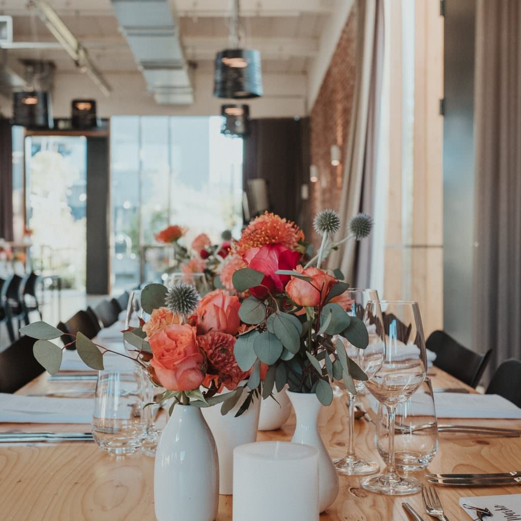 Hochzeit DeinSpeisesalon Köln: Festlicher Raum mit Blumendeko