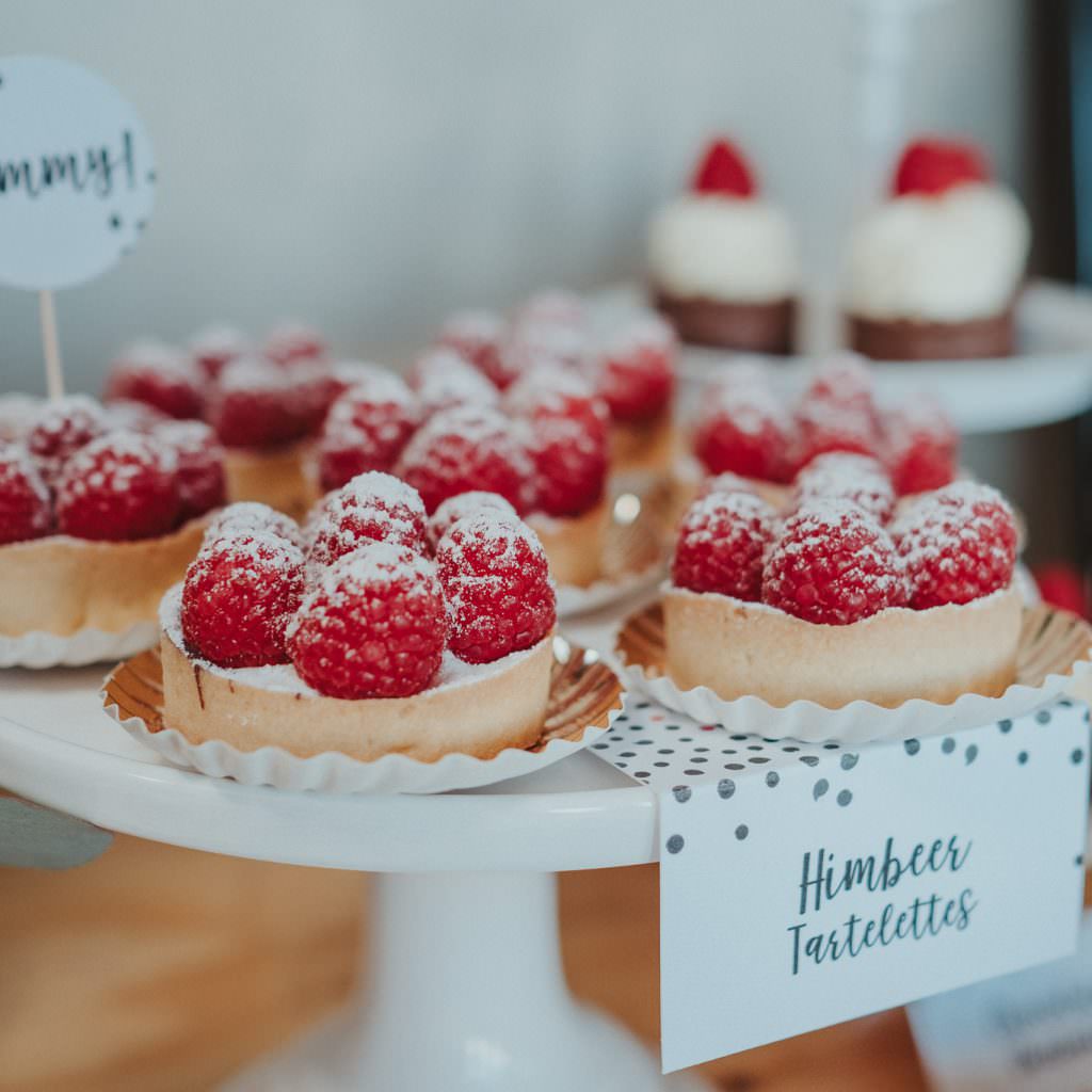 Himbeertörtchen auf dem Sweet Table einer Hochzeit in der Location DeinSpeisesalon in Köln