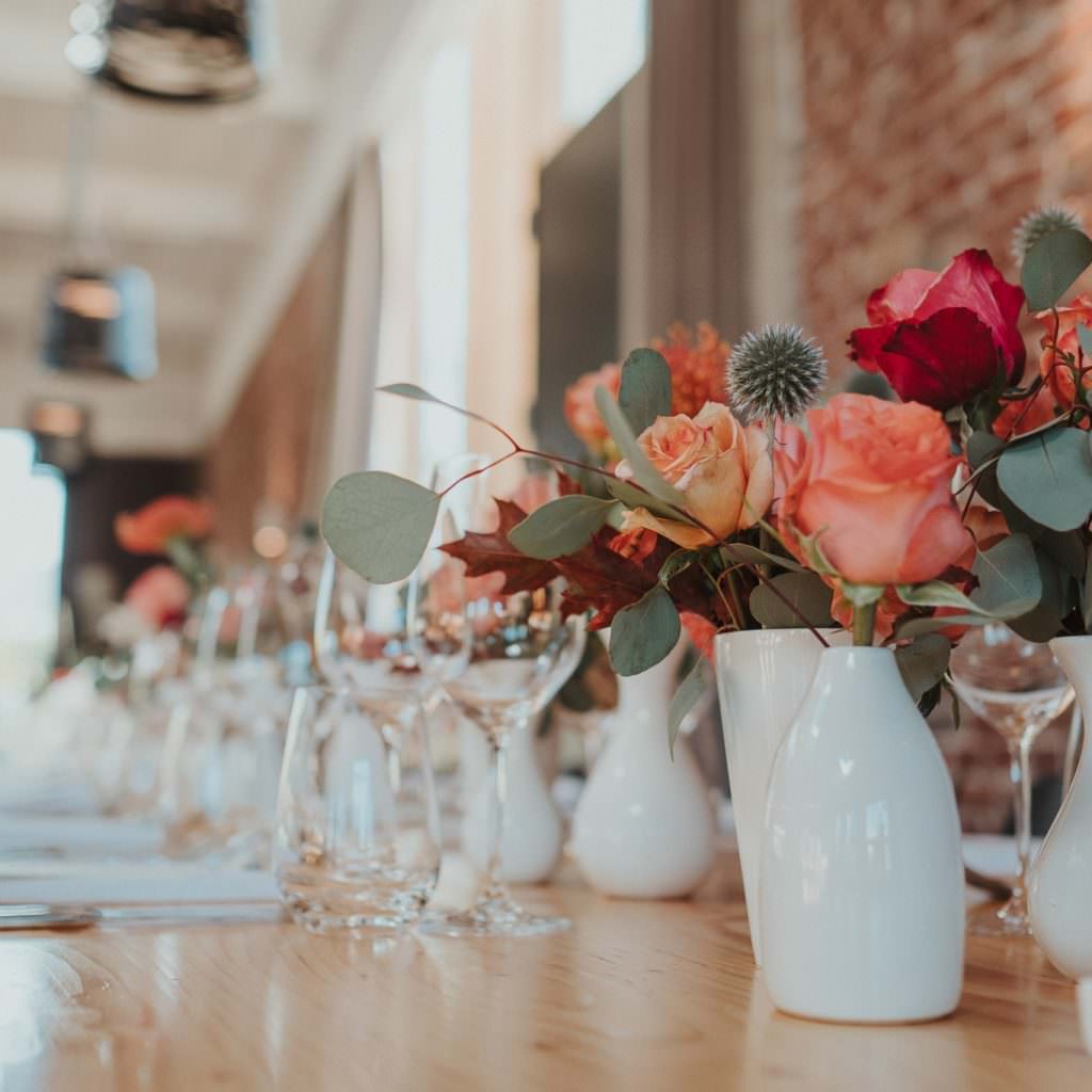 Hochzeit DeinSpeisesalon Köln: Hübsche Tischdeko im Festraum