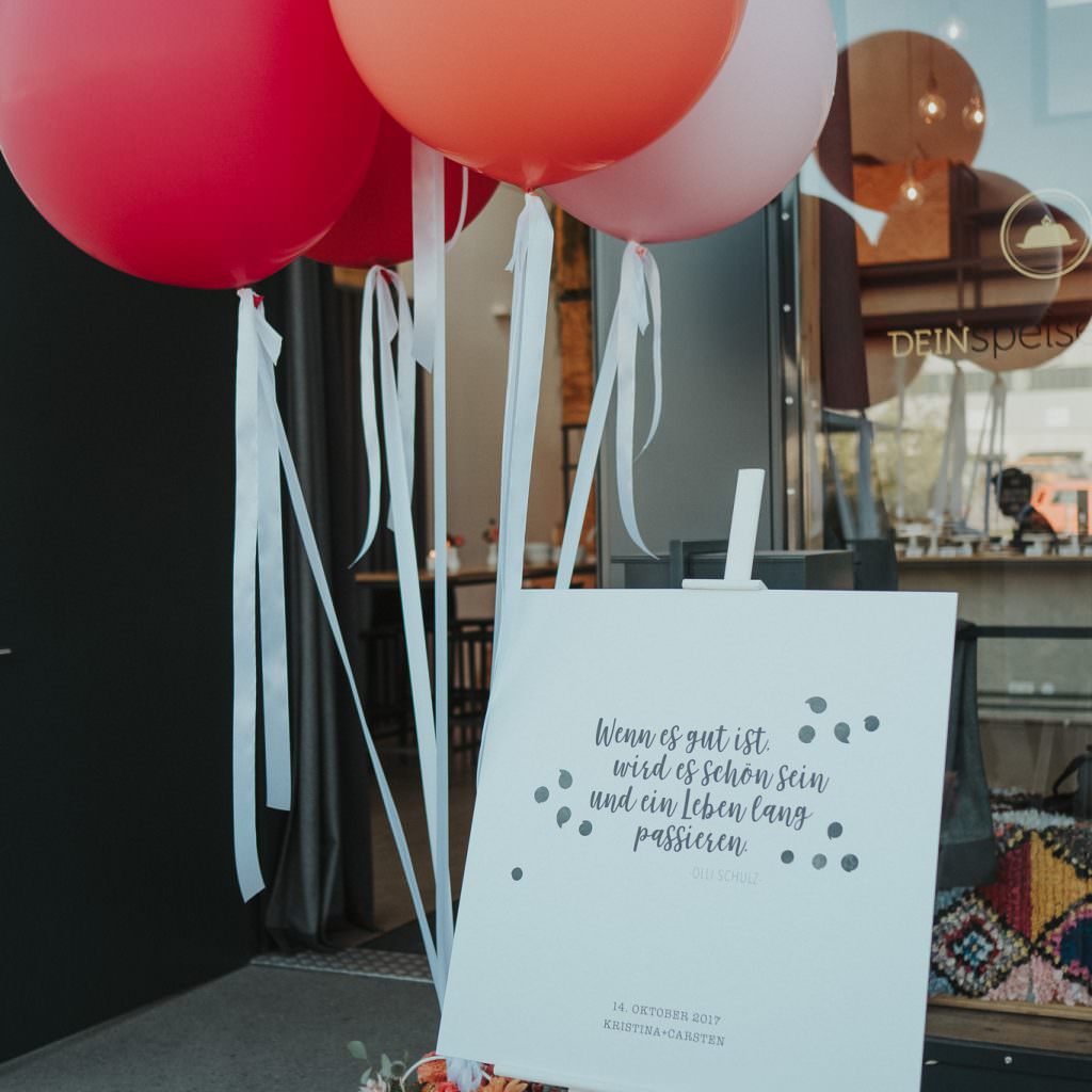 Hochzeit DeinSpeisesalon Köln: Willkommensschild dekoriert mit Luftballons