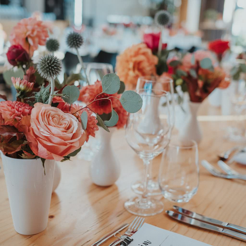Hochzeitslocation DeinSpeisesalon Köln: Blumendeko auf den Tischen im Festraum