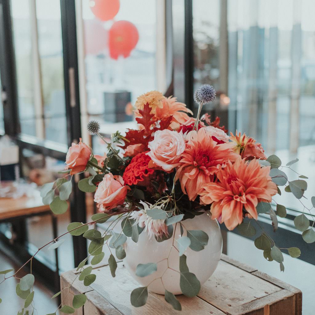 Hochzeit DeinSpeisesalon Köln: Hochzeitsblumen in Rot und Rosa mit Rosen, Dahlien, Disteln und Eukalyptus