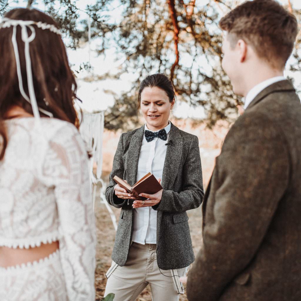 Hochzeitsrednerin Kristina Kutz bei einer Freien Trauung mit einem Brautpaar