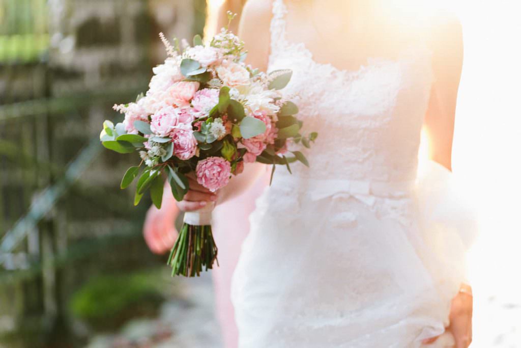 Brautstrauß in Rosa, Weiß und Grün mit Pfingstrosen und Eukalyptus