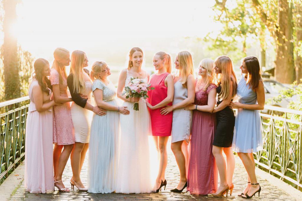Hochzeitsgruppenfoto: Braut mit Freundinnen