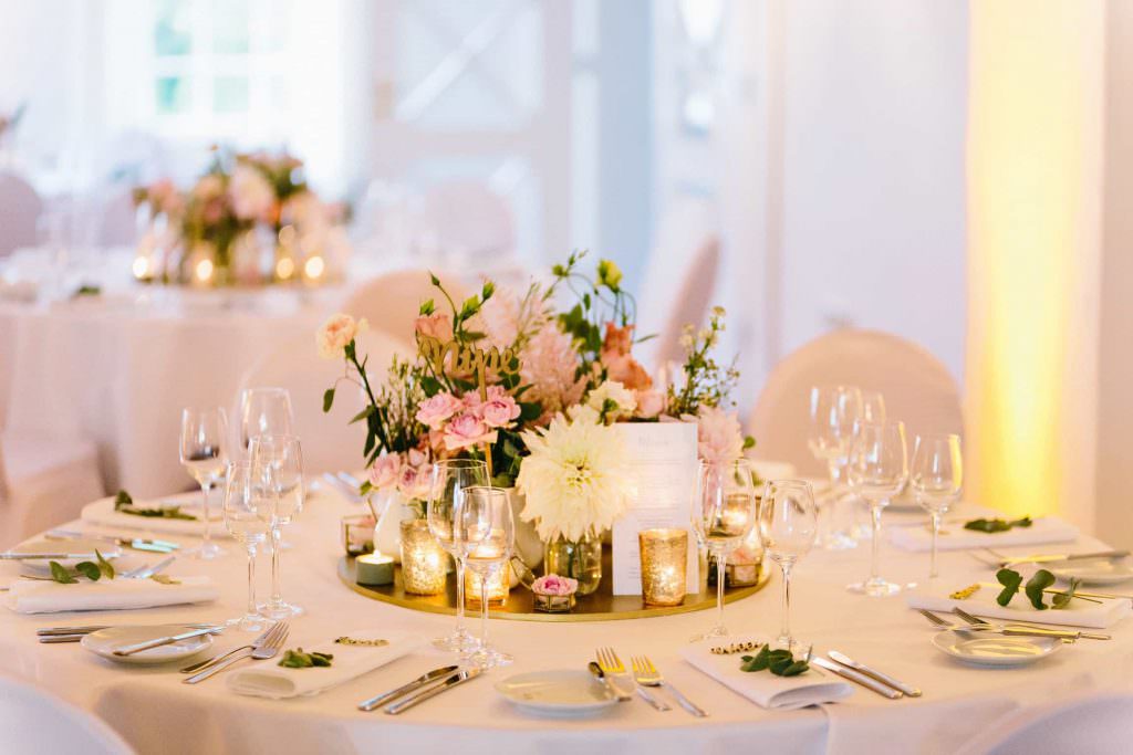 Hochzeit Gut Nettehammer: Gedeckte Tische im Festsaal