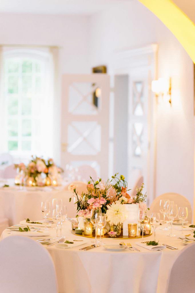 Hochzeit Gut Nettehammer: Festsaal mit Tischen