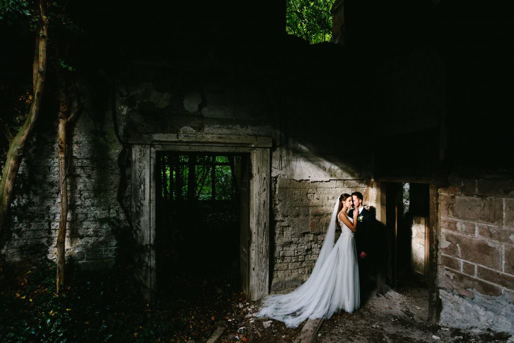 Hochzeit Gut Nettehammer: Paarfotos in alter Ruine