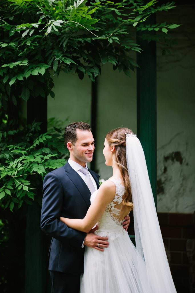 Hochzeit auf Gut Nettehammer mit Outdoor Paarfotos im Grünen