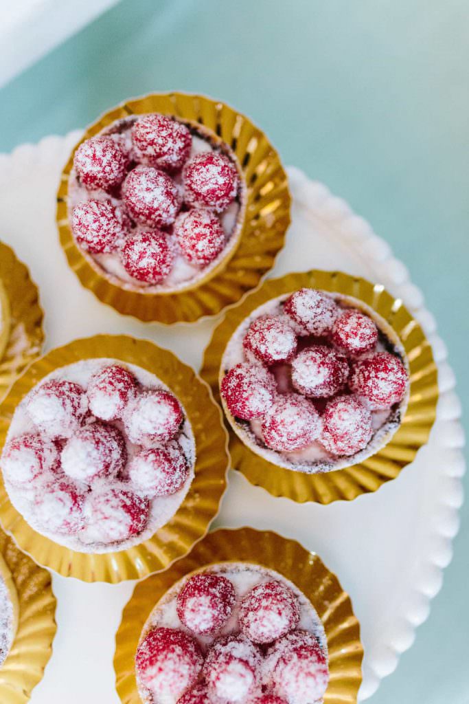 Hochzeit Gut Nettehammer Kuchenbuffet: Himbeer-Törtchen mit Puderzucker