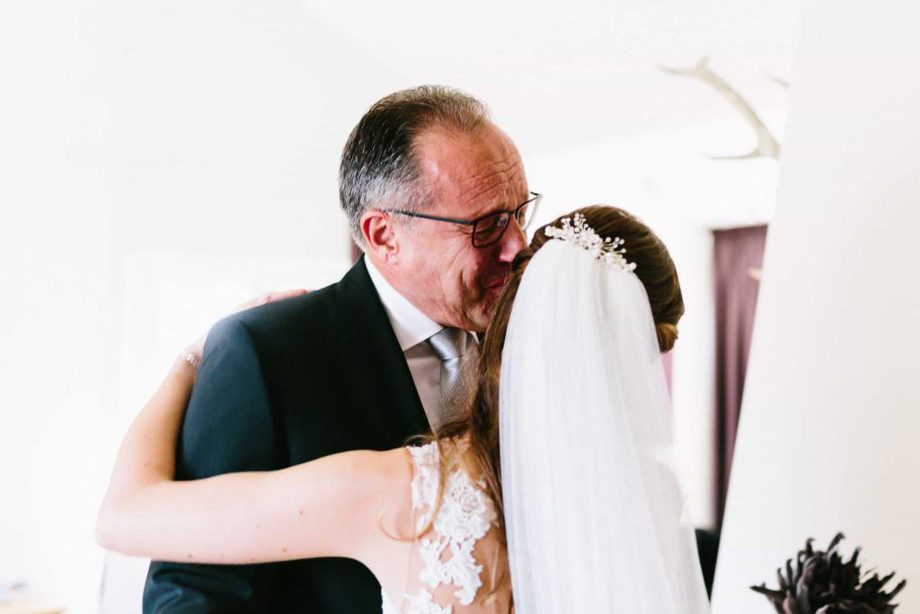 Hochzeit Gut Nettehammer: Die Braut mit ihrem Vater