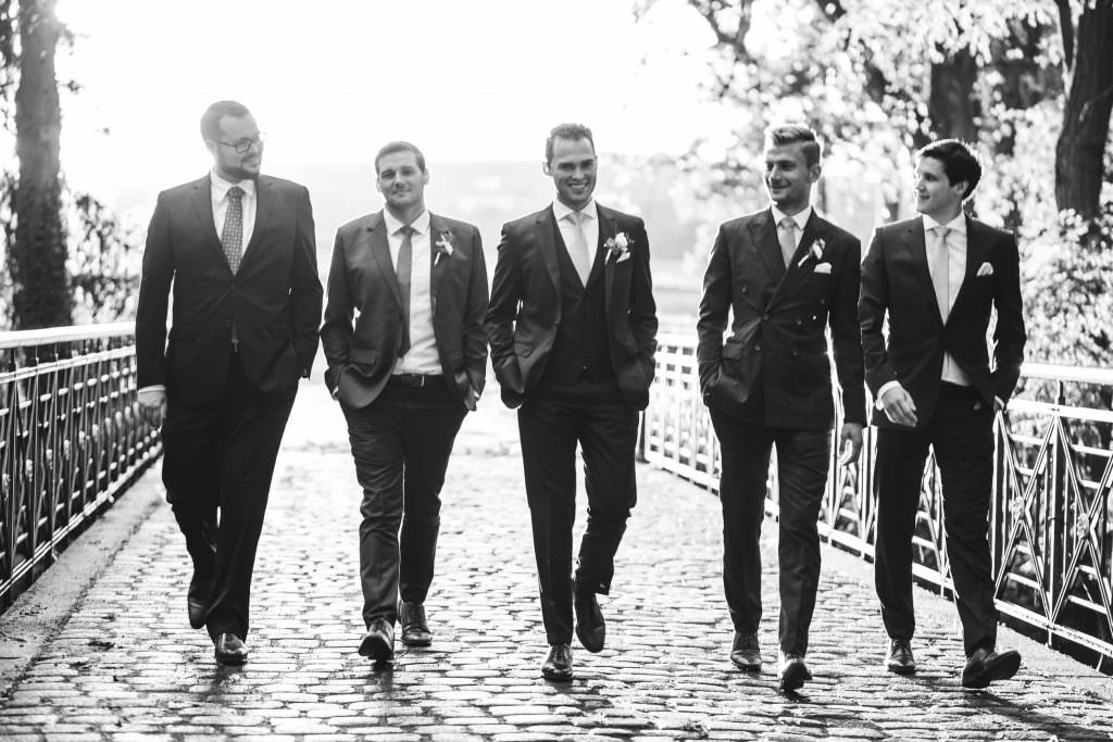 Hochzeitsgruppenfoto schwarz-weiß: Bräutigam und Groomsmen