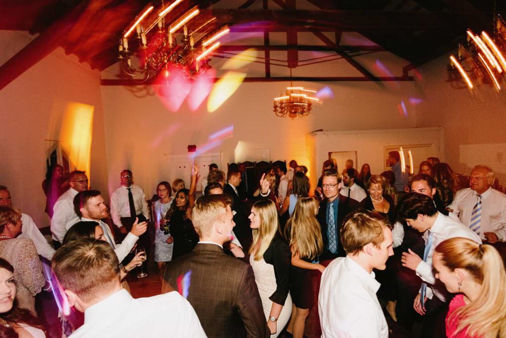 Hochzeit Gut Nettehammer: Die Hochzeitsgäste tanzen auf der Party