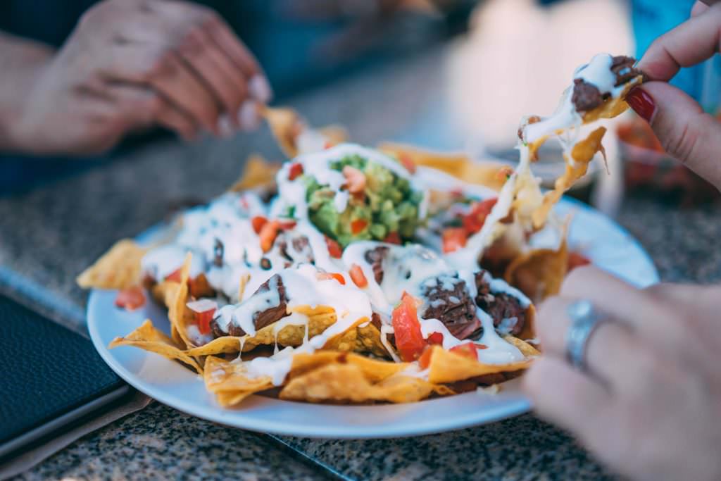 Hochzeit Mitternachtssnack: Nacho-Platten mit Käse überbacken