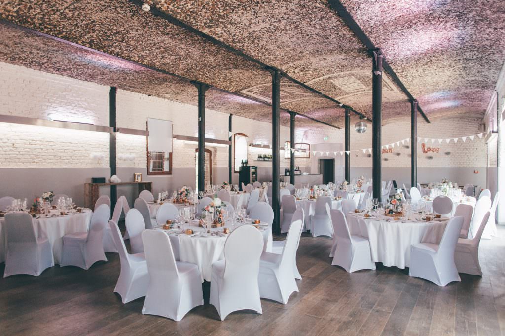 Hochzeitslocation Gut Hohenholz in Bedburg: Festsaal mit gedeckten Tischen
