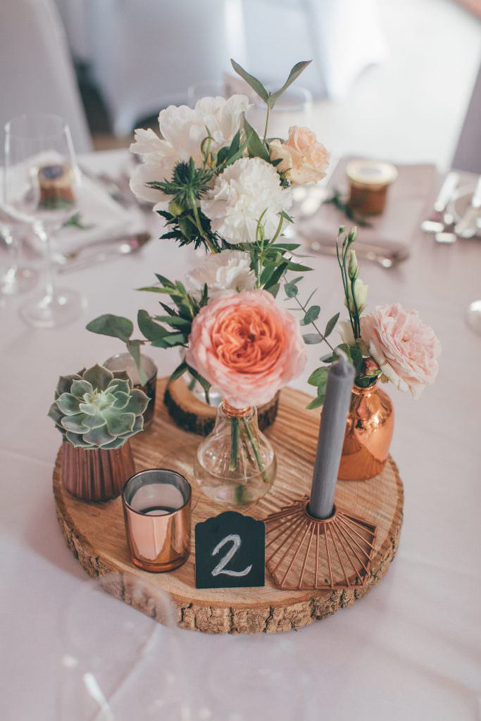 Hochzeitstischdeko mit Baumscheiben, Eukalyptus, Sukkulenten und Pfingstrosen