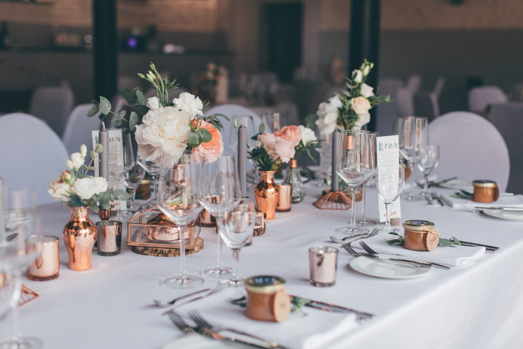 Hochzeit auf Gut Hohenholz: Hübsch gedeckte Tische im Festsaal