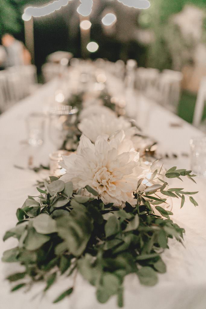 Toskana Hochzeit: Tischdeko mit Eukalyptus und weißen Dahlien