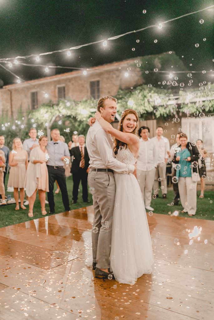 Toskana Hochzeit: Eröffnungstanz mit Seifenblasen