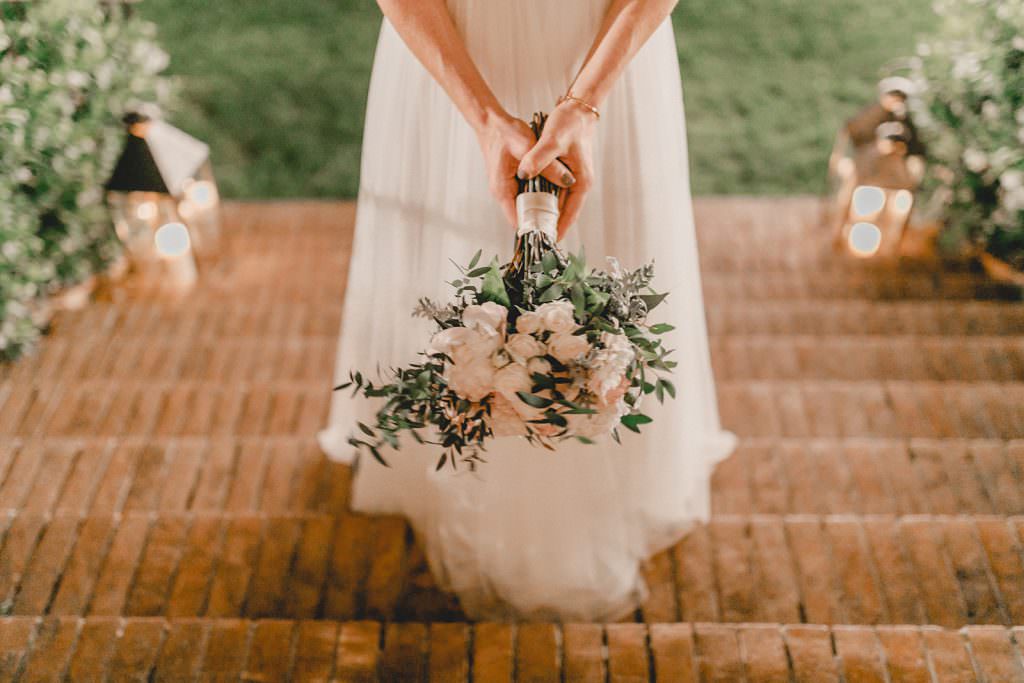 Toskana Hochzeit: Die Braut kurz vor dem Brautstraußwurf