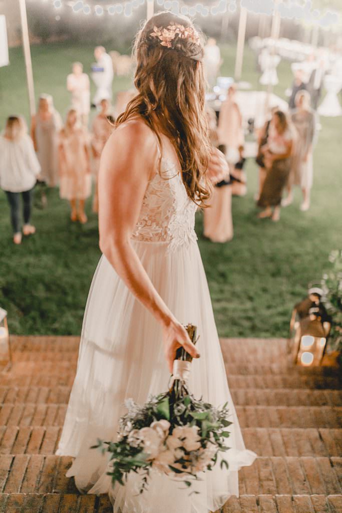 Toskana Hochzeit: Die Braut beim Brautstraußwurf