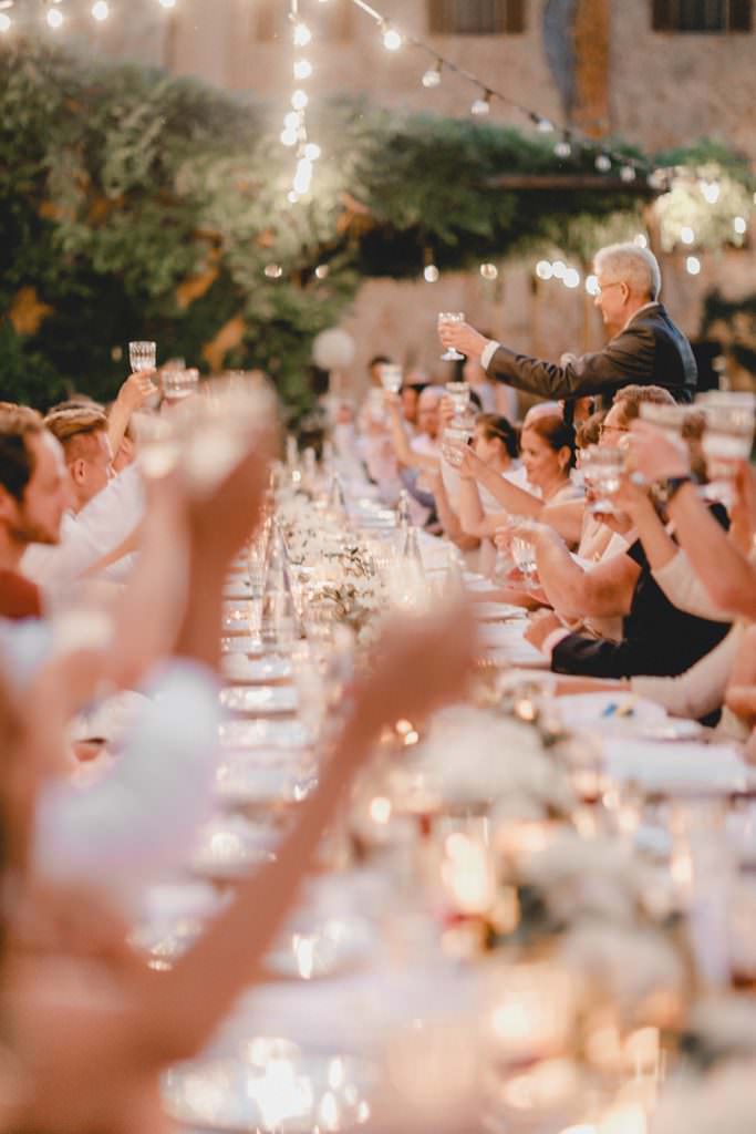 Toskana Hochzeit: Anstoßen bei der Hochzeitsfeier