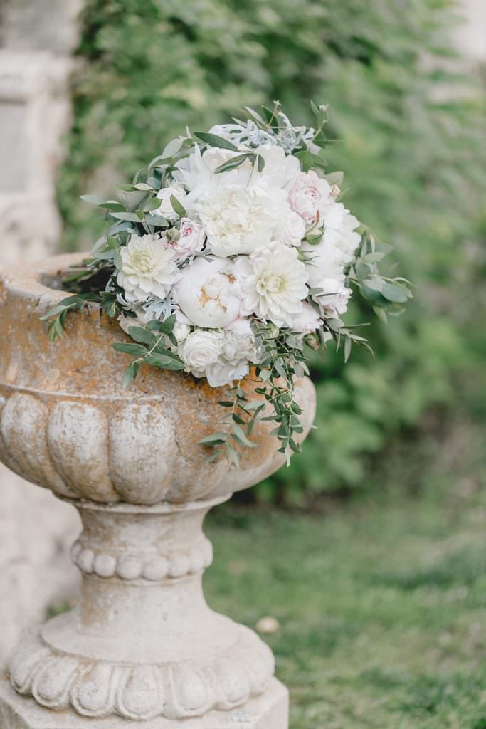 mediterraner Brautstrauß in Grün und Weiß mit Pfingstrosen, Dahlien und Rosen