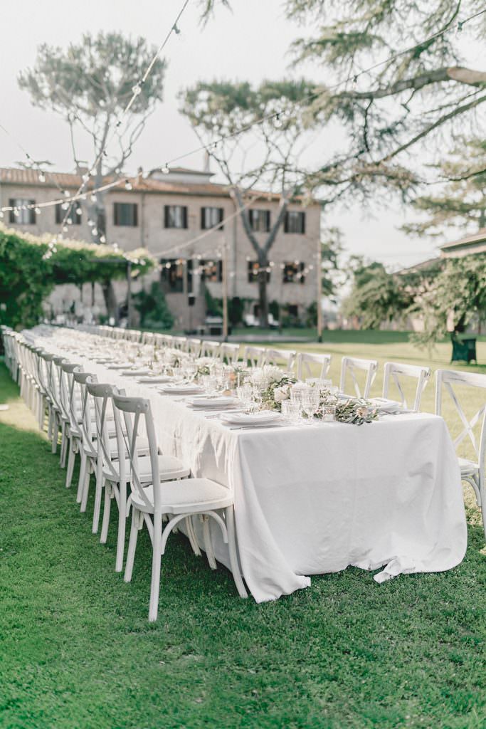 Hochzeitsfeier im Freien auf einem Landgut in der Toskana