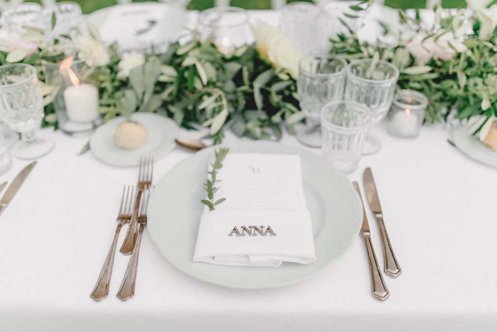 Toskana Hochzeit: Mediterrane Tischdeko mit Olivenzweigen