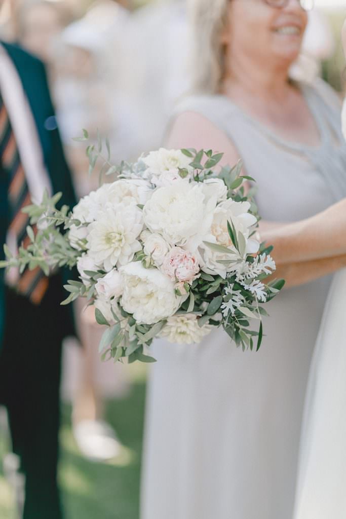 Mediterraner Brautstrauß mit weißen Blumen und Greenery