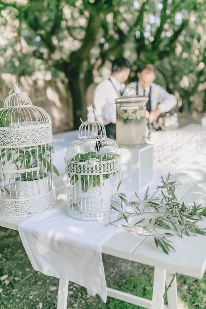 Hochzeitsdeko mit Greenery und weißen Vintage Vogelkäfigen