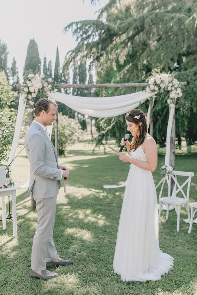 Freie Trauung in der Toskana: Das Brautpaar beim Eheversprechen