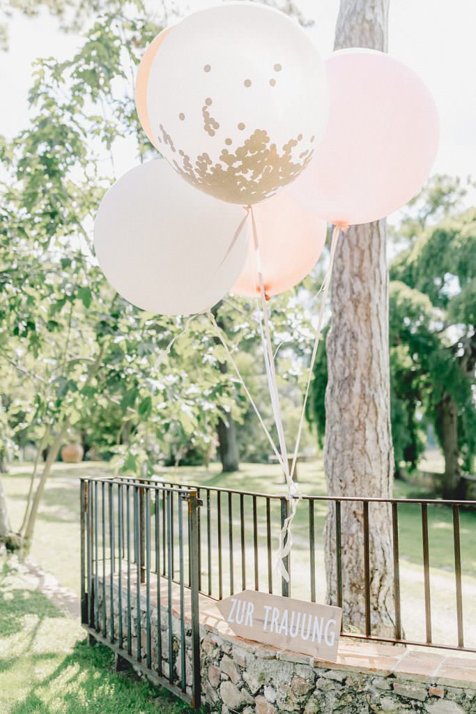 Outdoor Hochzeit in der Toskana mit Luftballons als Deko