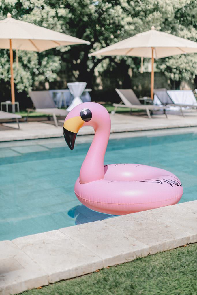 Toskana Hochzeit auf einem Landgut mit Pool und aufblasbarem Flamingo