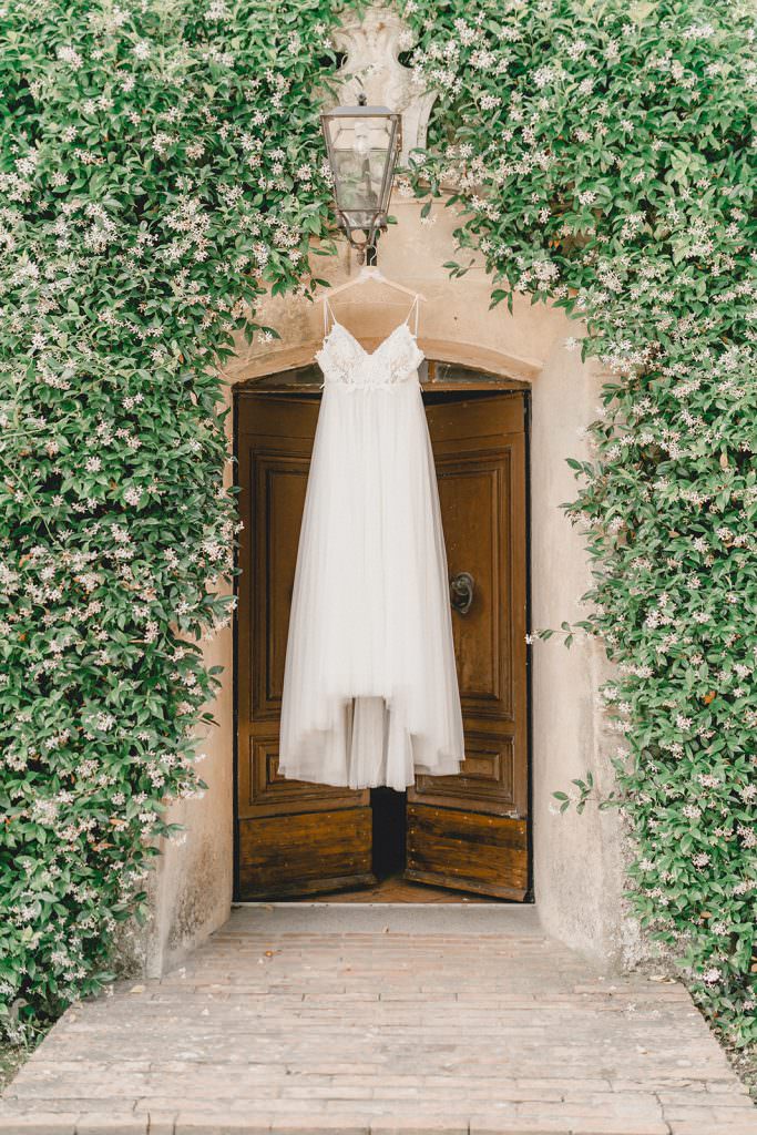 Brautkleid mit Spitze, schmalen Trägern und Schleppe