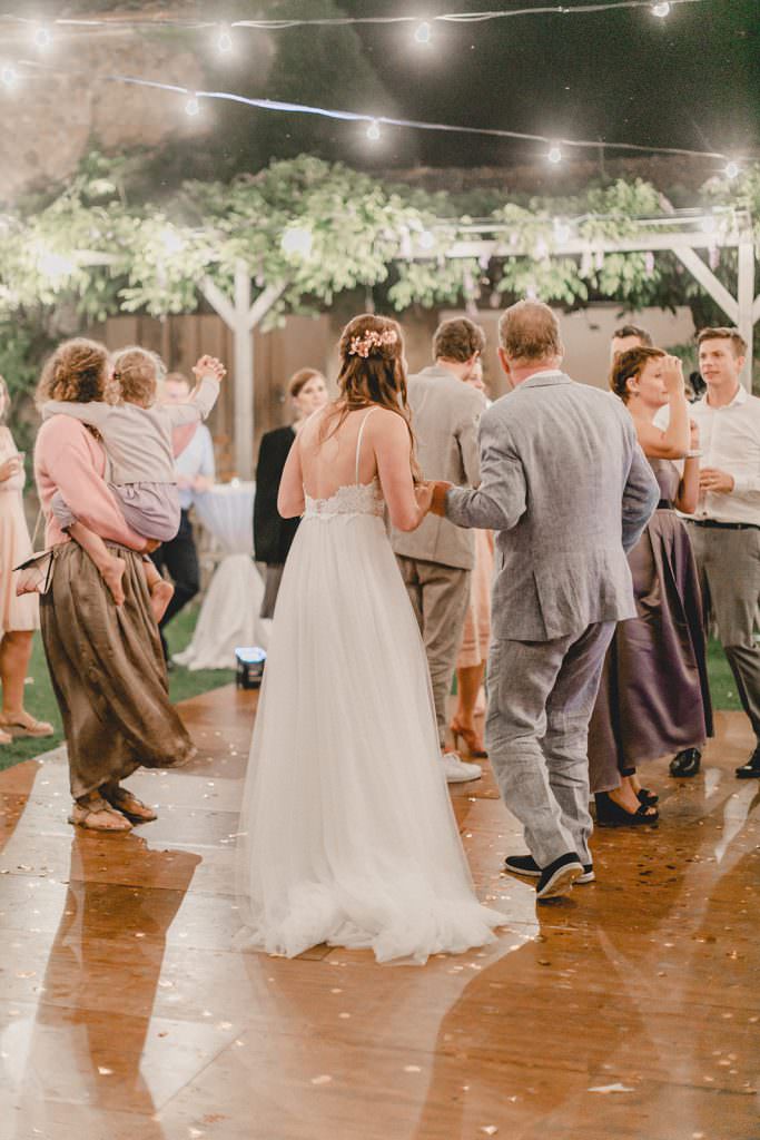 Toskana Hochzeit: Brautpaar und Gäste tanzen bei der Outdoor Party