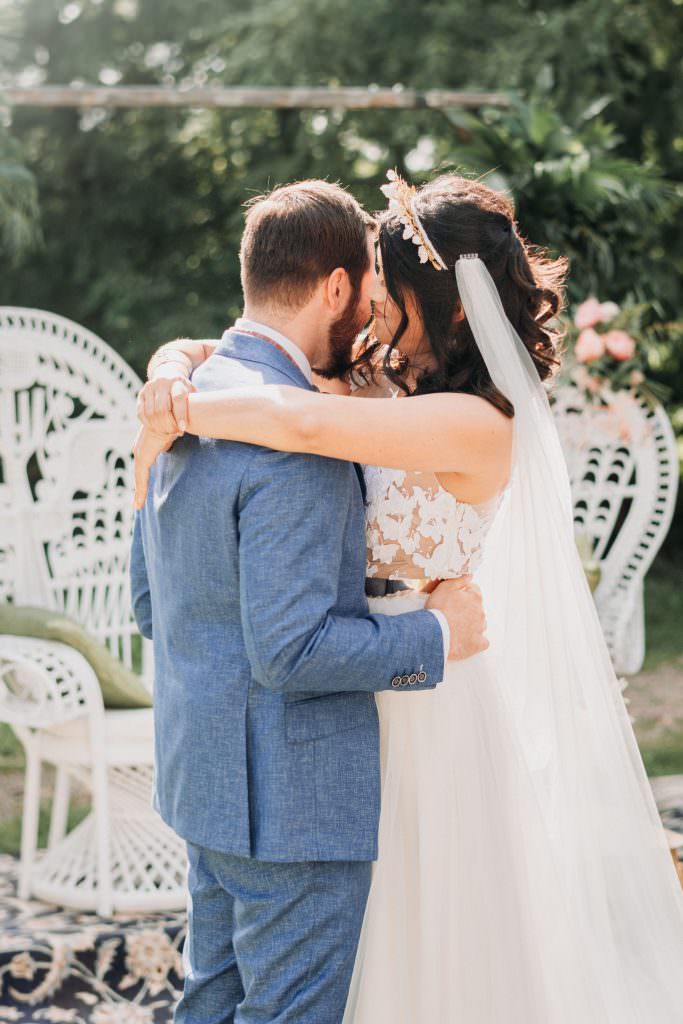 Boho Traumhochzeit in Holland: Das Brautpaar nach der Trauung