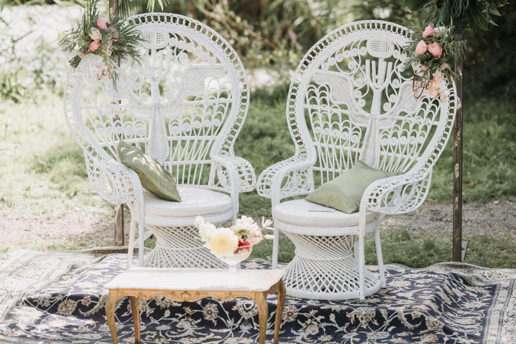 Freie Trauung in Holland mit weißen Peacock Chairs als Traustühle