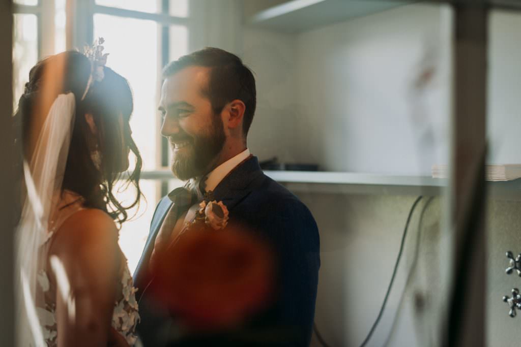 Hochzeit in Holland: First Look vom Brautpaar