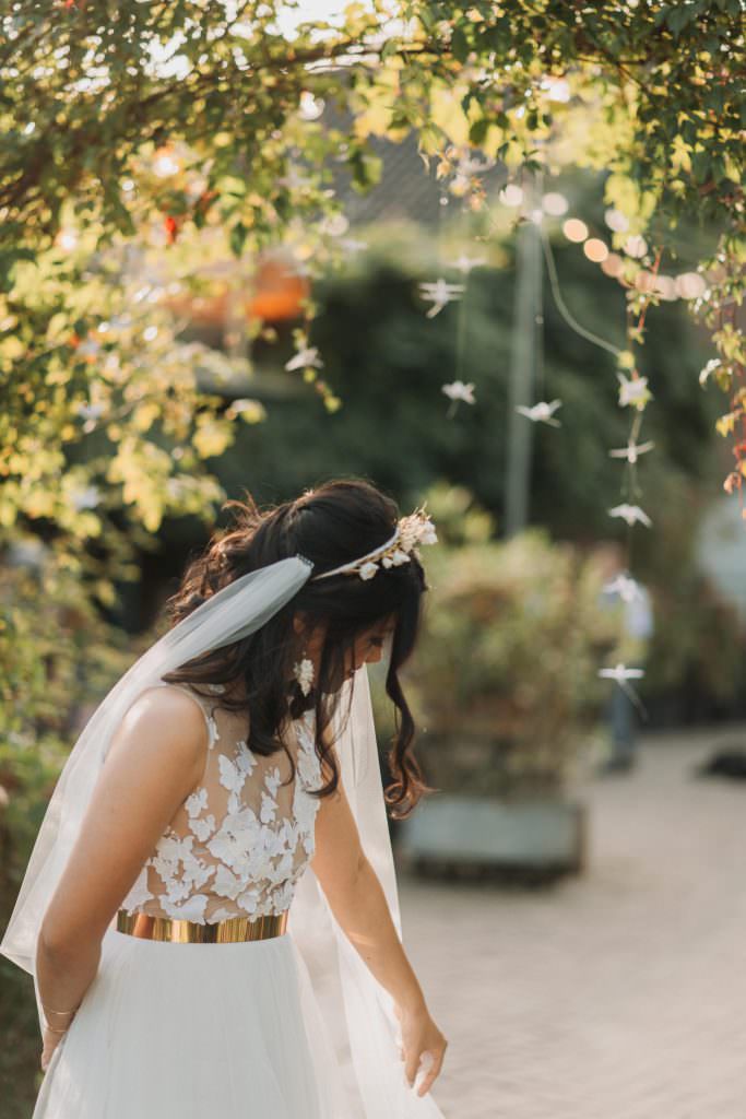 Boho Brautkleid mit Schleier, Spitze und goldenem Gürtel