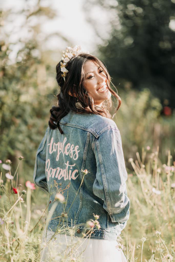 Natürliches Brautportrait mit Jeansjacke