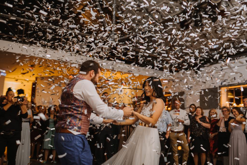 Hochzeit in Holland feiern: Eröffnungstanz im Konfetti-Regen