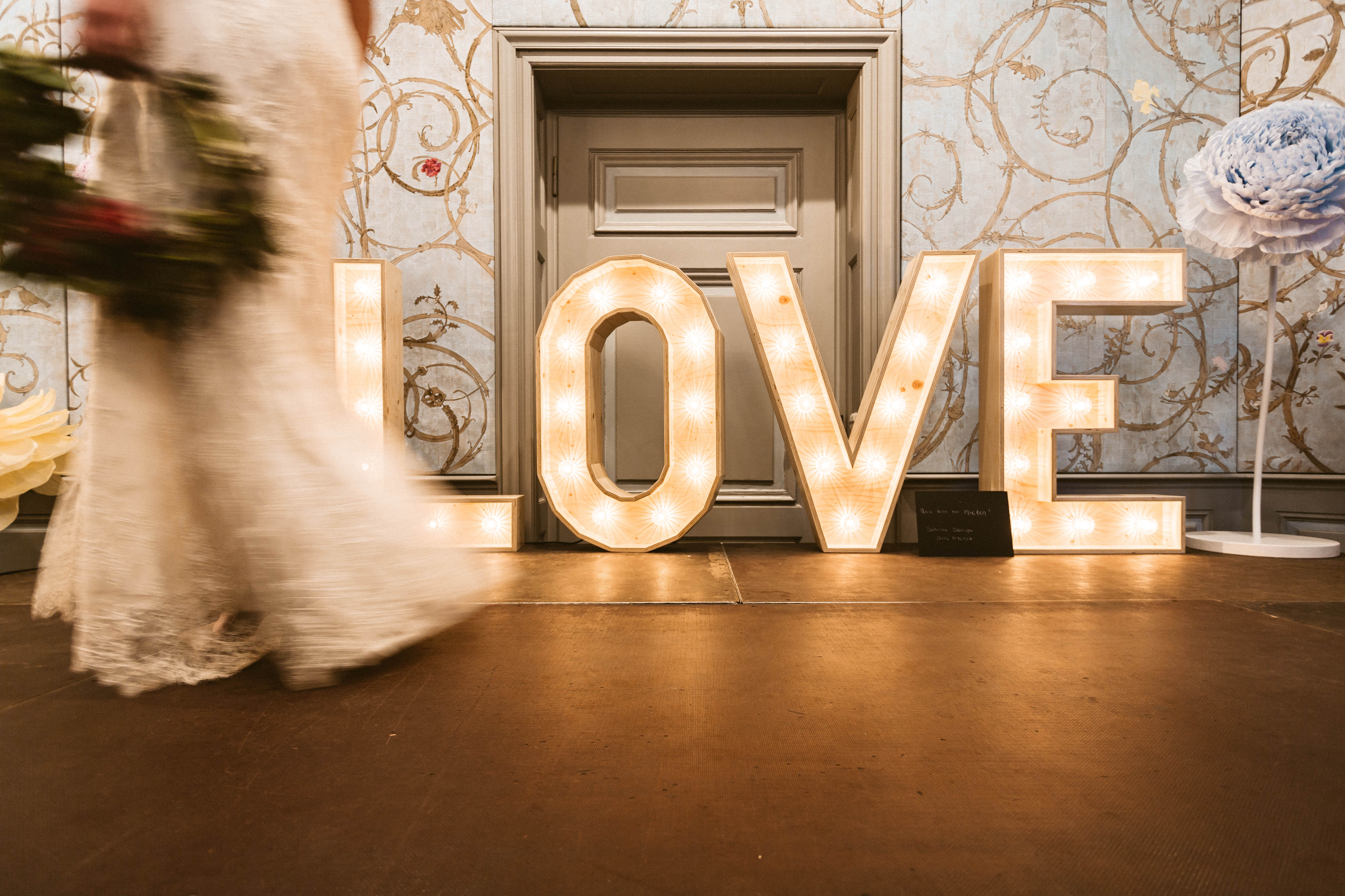 Bube Dame Herz Hochzeitsmesse: Love Deko mit LED Buchstaben