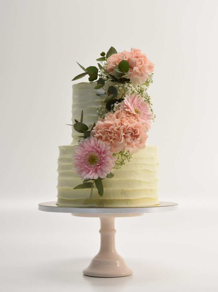 Vegane Hochzeitstorte mit Blumendeko