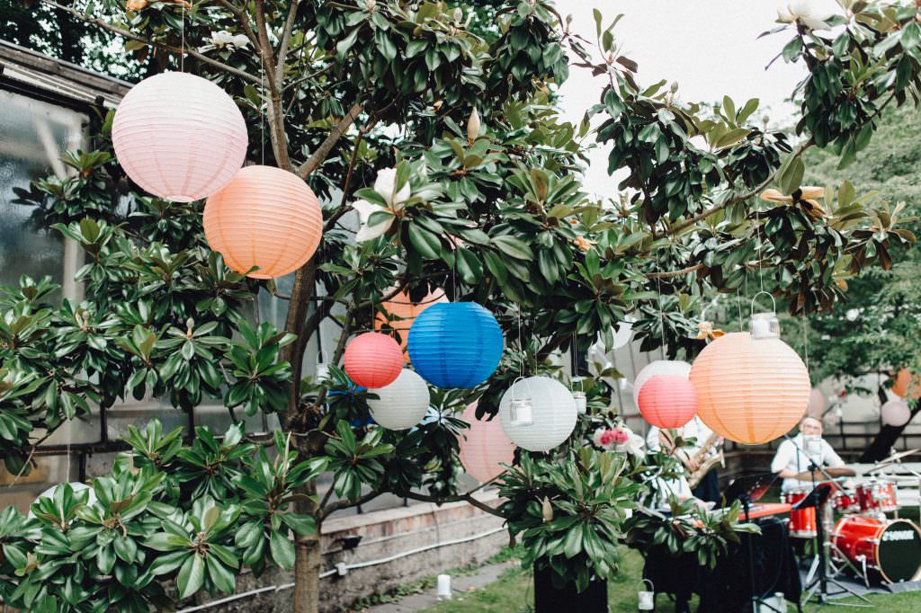 Gartenhochzeit Deko mit bunten Lampions und Laternen