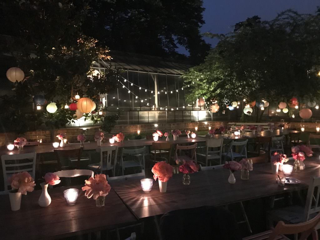 Gartenhochzeit mit romantischer Lichterketten Deko und Kerzen