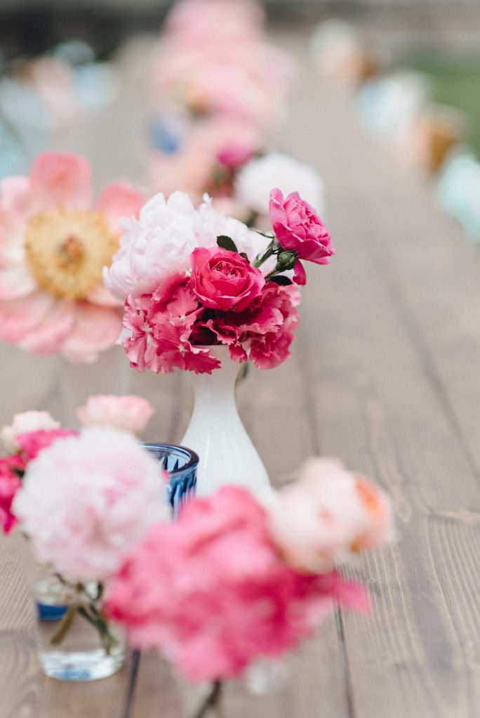 Gartenhochzeit Tischdeko mit Blumen in Pink und Weiß