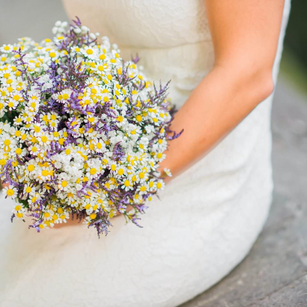 Wildblumen Brautstrauß mit Gänseblümchen und Schleierkraut