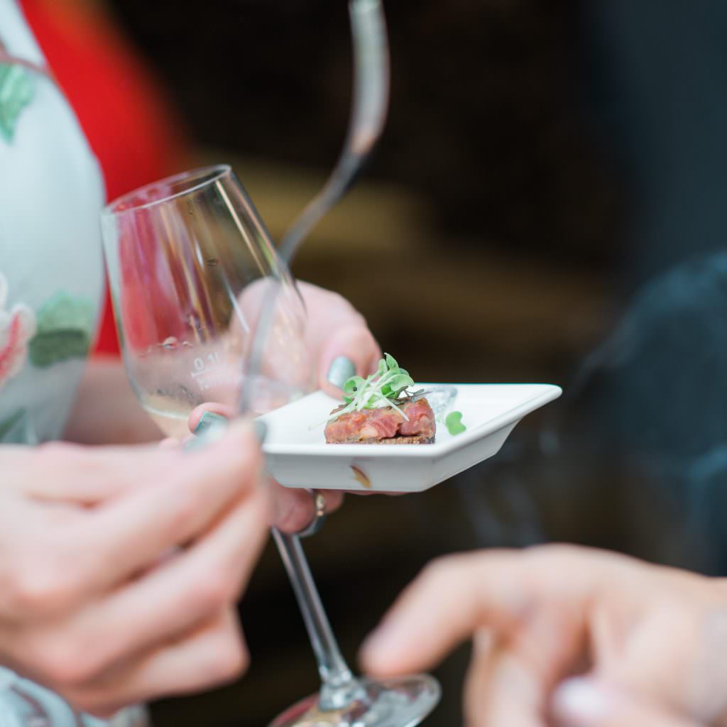 Hochzeitsgäste mit Fingerfood in der Auermühle