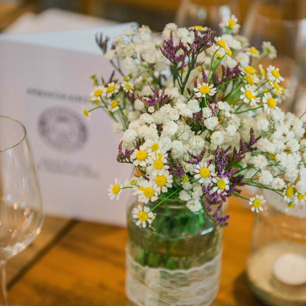 Hochzeit Auermühle: Tischdeko mit Schleierkraut und Gänseblümchen